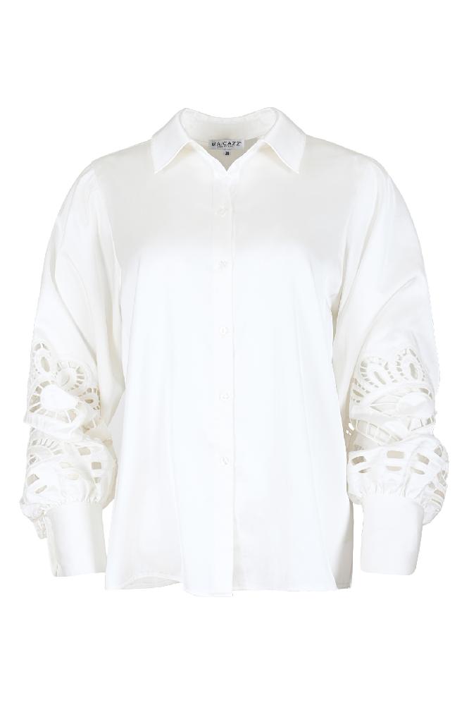 De Lilo blouse, met prachtige broderie mouwen, straalt tijdloze charme uit. Deze blouse voegt een vleugje verfijning toe aan elke look.

Materialen: 52% Polyester / 48% Viscose