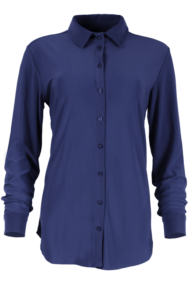 Basic blouse in een travel full stretch kwaliteit. 
Het voorbeleg van de blouse is deels dichtgenaaid, waardoor de blouse op borstwijdte niet open kan. 
De ideale blouse voor alle gelegenheden.
Pasvorm: perfect fit