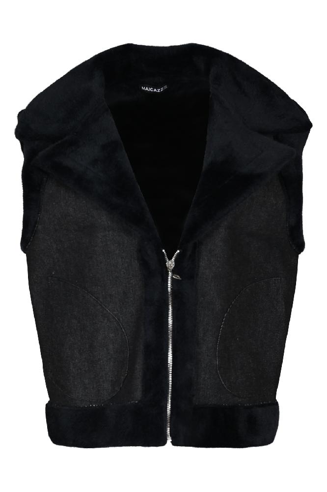 Ontdek onze modieuze Lali gilet, waarin luxe bont en stoere denimstof samenkomen voor een unieke stijl. Dit veelzijdige kledingstuk biedt een harmonieuze mix van elegantie en casual flair, perfect voor het creÃ«ren van een geraffineerde look.