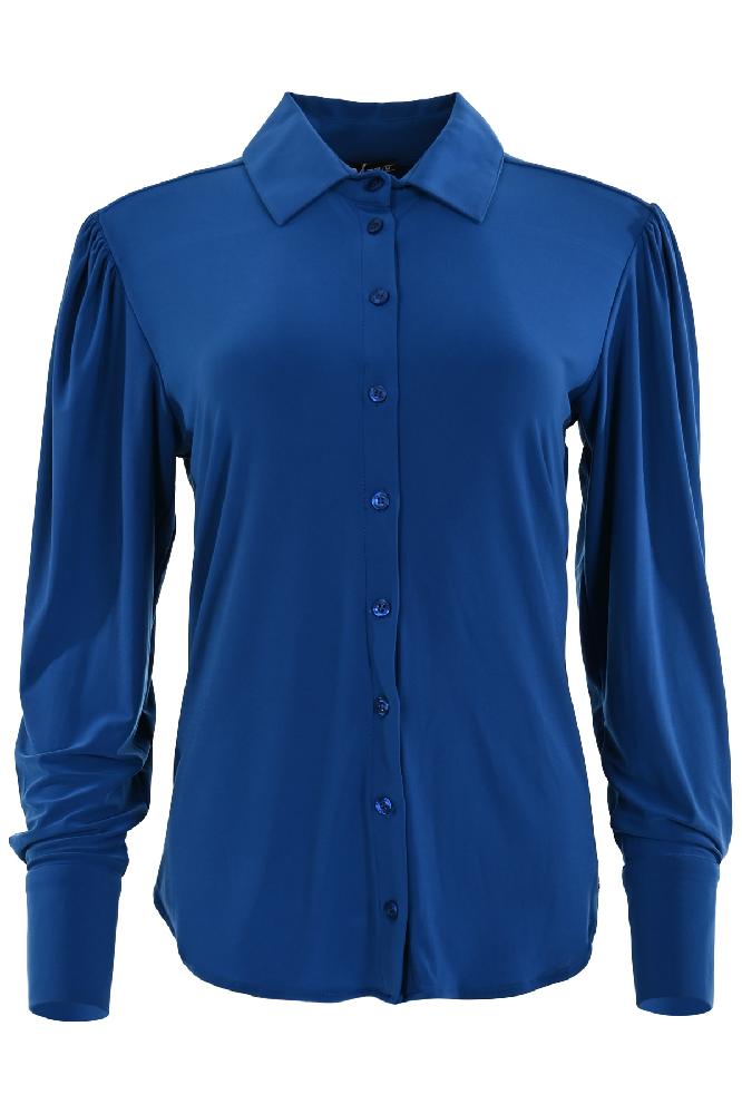 De Valerie blouse is een getailleerde blouse met pofmouwen en lange manchetten met vier knopen.
De blouse draagt lekker door de soepel vallende stof. Hij is te verkrijgen in vier kleuren en prints.