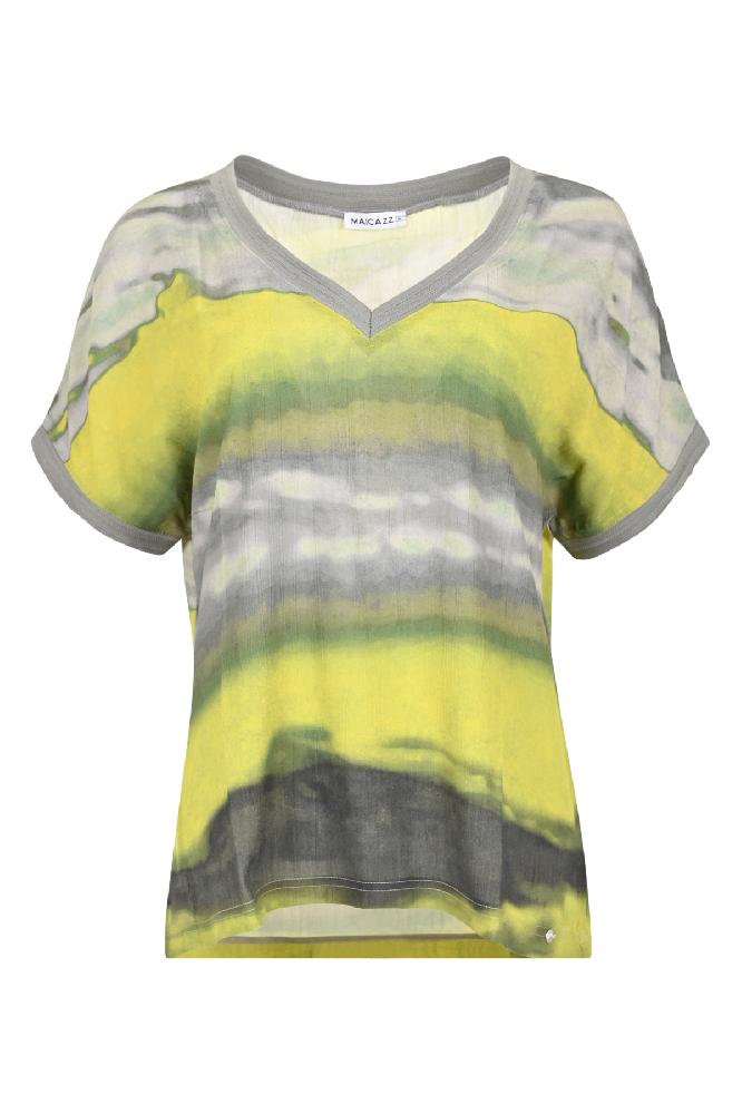 Ontdek ons prachtige Kammy T-shirt, In de prints Matcha Cloud en Pink Spot. vervaardigd uit geweven viscose voor een luxueus gevoel en een elegante uitstraling. Het T-shirt is voorzien van een flatterende V-hals en wijde korte mouwen. Met zijn rechte pasvorm biedt dit T-shirt comfort en een moeiteloos casual uitstraling. De opvallende prints geven een eigentijdse en stijlvolle touch aan je look, waardoor dit shirt perfect is voor elke gelegenheid!