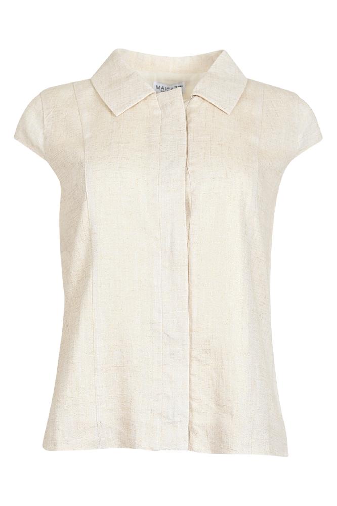 De Nathan blouse is een mouwloze, korte blouse met een klassieke kraag, gemaakt van hoogwaardige viscose met een subtiele glans. De lichte stof voelt comfortabel aan en geeft een verfijnde uitstraling, perfect om zowel casual als chique te dragen.

Materialen: 80% Rayon / 20% Linen