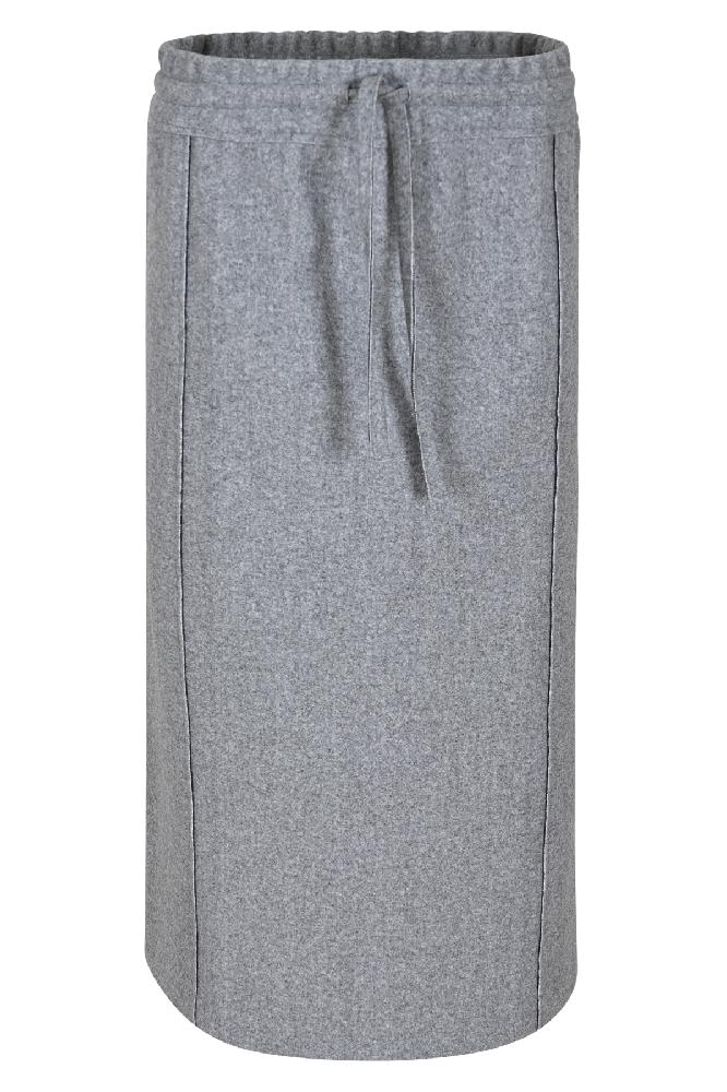 De Lantri rok is een veelzijdige toevoeging aan elke garderobe. Met zijn elastische tailleband en split aan de achterkant combineert deze rok comfort met stijl. De twee naden op de voorkant voegen een subtiele touch van detail toe. Perfect om te combineren met het stoere Lia jack voor een edgy look.

Materialen: 100% Polyester