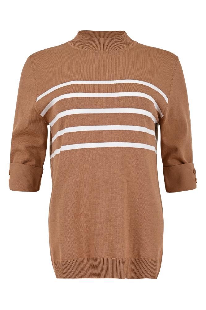 Ontdek de trendy Krady trui, met een verfijnd streeppatroon voor een speelse en eigentijdse uitstraling. De trui is voorzien van een rib gebreide turtle neck en zoomboord, wat zorgt voor een comfortabele pasvorm en een klassieke look. Met zijn korte mouwen, die tot iets boven de elleboog reiken, is deze trui perfect voor de overgang seizoenen. 

Materialen: 60% Polyester / 40% Viscose