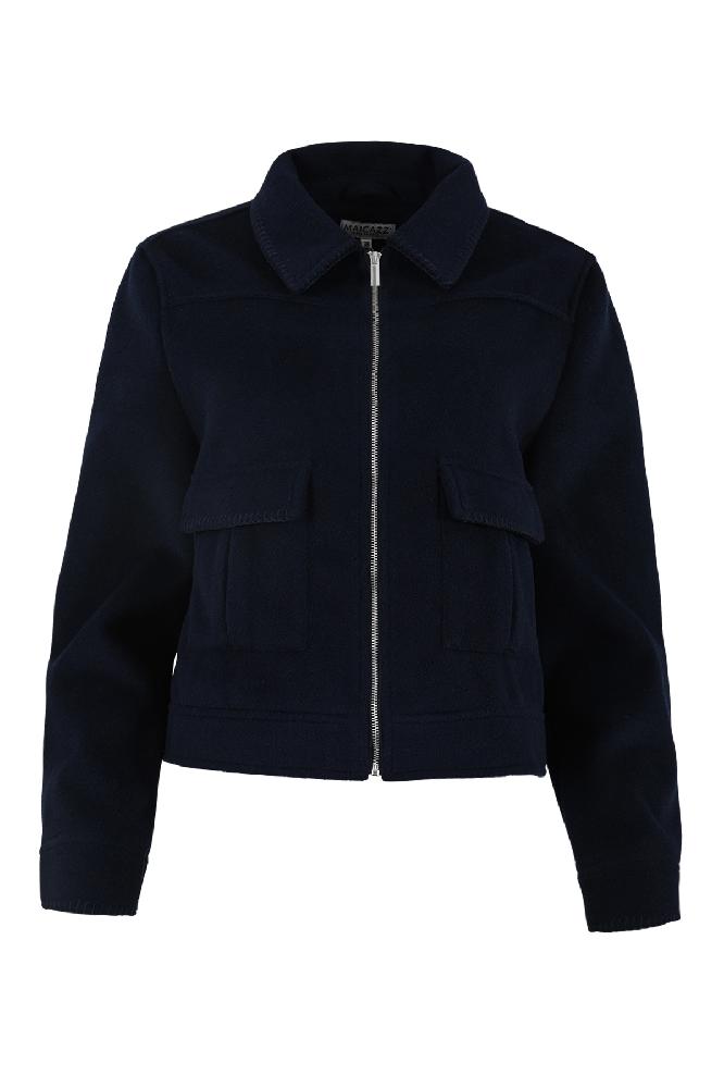 Mauren Bomber Jacket is een stoer bomberjack in navy met een recht uitlopende pasvorm. Gemaakt van 90% polyester en 10% viscose. Ideaal voor een krachtige en casual uitstraling.
