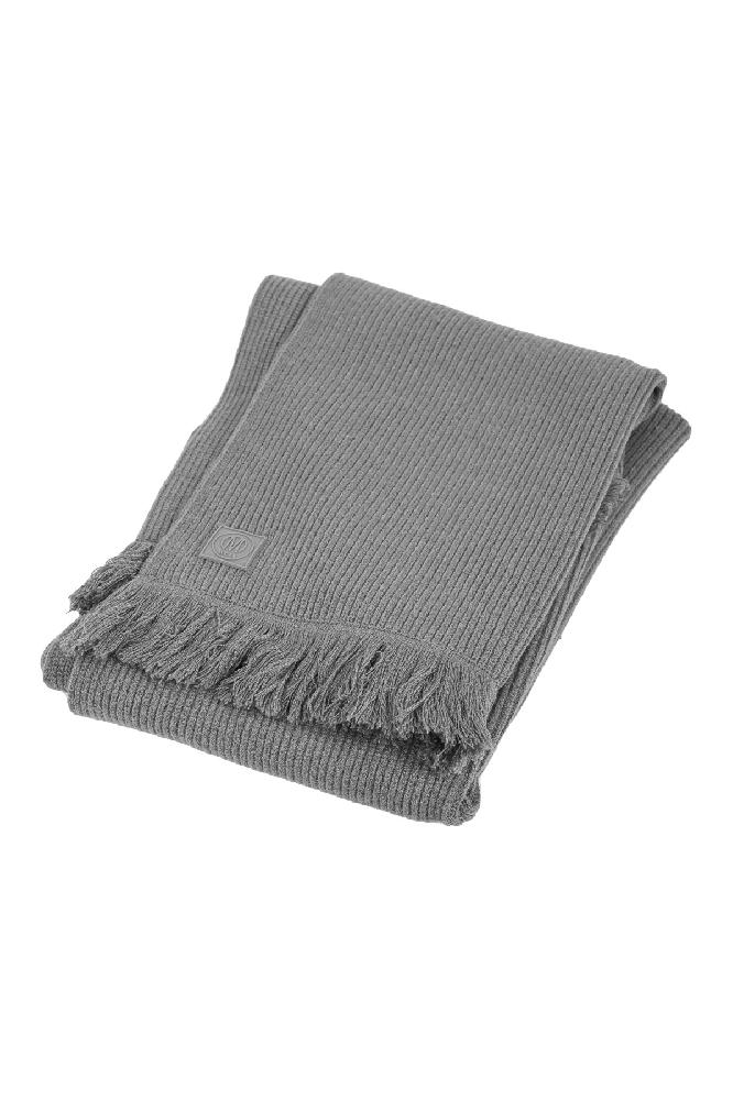 Scarf is een grote, warme en zachte sjaal gemaakt van ribbrei. De sjaal is erg comfortabel te dragen en is afgewerkt met kwastjes. Scarf valt op maat en is verkrijgbaar in diverse kleuren uit de nieuwe collectie.

Â 

