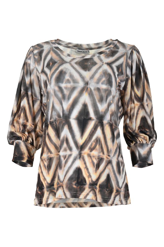 Ontdek dit stijlvolle shirt met een ronde hals en 3/4 mouwen, voorzien van de elegante print Diamond Earth. Dit shirt biedt een comfortabele pasvorm en een verfijnde uitstraling, geschikt voor diverse gelegenheden. De 3/4 mouwen zijn ideaal voor het tussenseizoen, terwijl de print een vleugje eigentijdse flair toevoegt aan je outfit.

Materialen: 100% Viscose