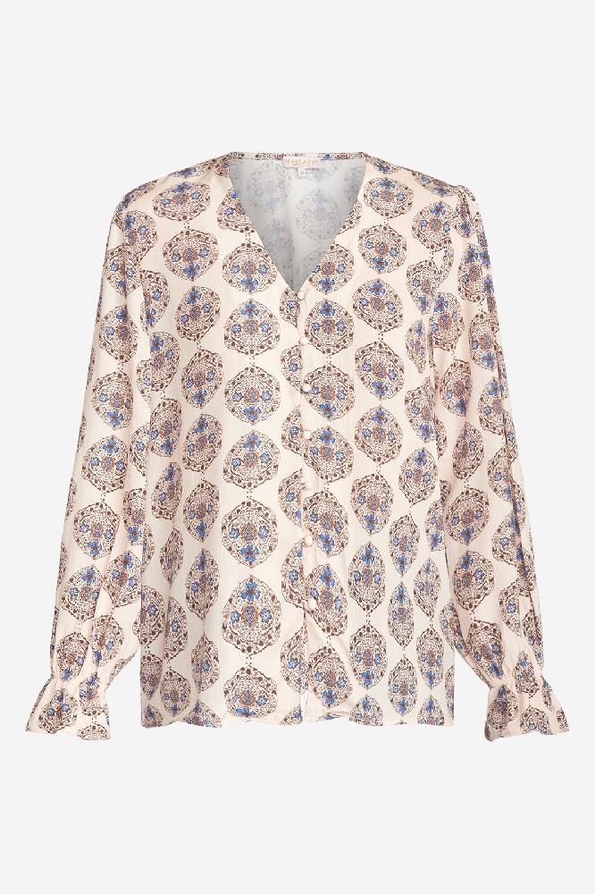 De Jiken blouse heeft een v-hals en knoopsluiting aan de voorkant. Het flaire detail aan de mouwen geeft de blouse een leuke touch. 


Materiaal: 100% viscose