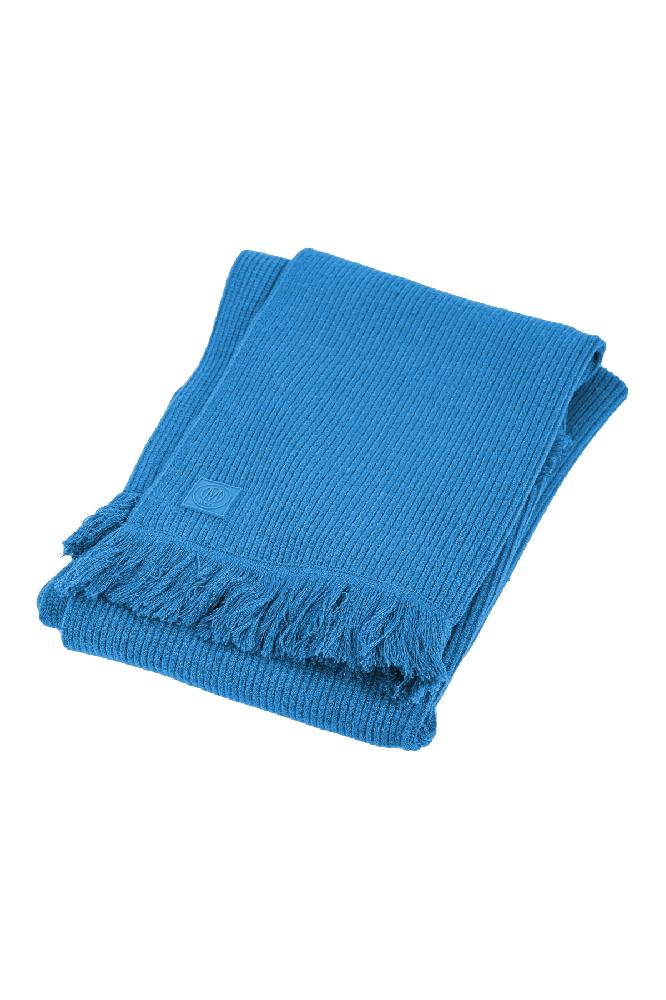 Scarf is een grote, warme en zachte sjaal gemaakt van ribbrei. De sjaal is erg comfortabel te dragen en is afgewerkt met kwastjes. Scarf valt op maat en is verkrijgbaar in diverse kleuren uit de nieuwe collectie.

Â 

