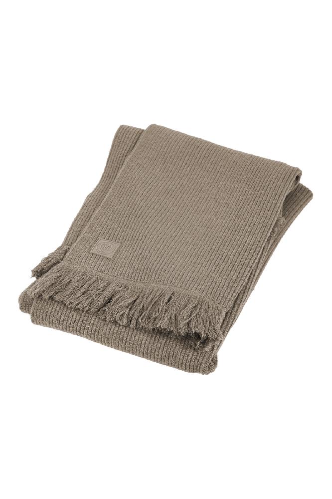 Scarf is een grote, warme en zachte sjaal gemaakt van ribbrei. De sjaal is erg comfortabel te dragen en is afgewerkt met kwastjes. Scarf valt op maat en is verkrijgbaar in diverse kleuren uit de nieuwe collectie.

Â 

