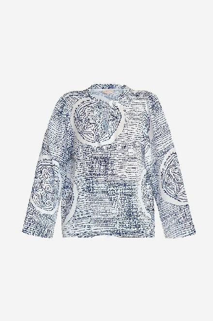 Onze Japan blouse heeft een charmant roezeltje aan de halslijn en een subtiel koordje. De blouse heeft rechte mouwen voor een toffe look. 