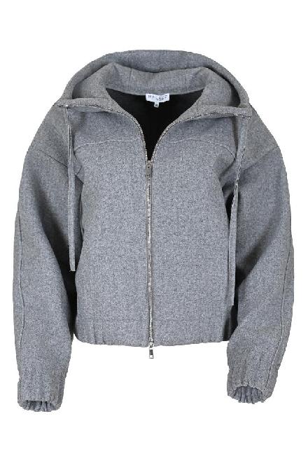 Het Lia bomber jack is een stoer en veelzijdig kledingstuk met een capuchon. Combineer het met de Lantri rok voor een gedurfde, vrouwelijke look. Het jack heeft elastiek aan de boord en mouwen. 

Materialen: 100% Polyester