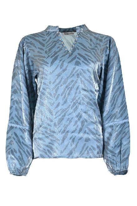 Maak een gedurfd mode-statement met deze blouse, gekenmerkt door een stijlvolle V-kraag en opvallende studs. De kleur Tiger Blue geeft een unieke en levendige uitstraling aan je outfit. 

Materialen: 83% Viscose / 17% Polyamide